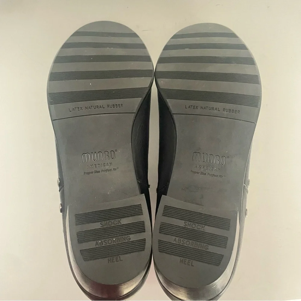 Munro Black Leather Ankle Booties with Silver Accents Sz 8